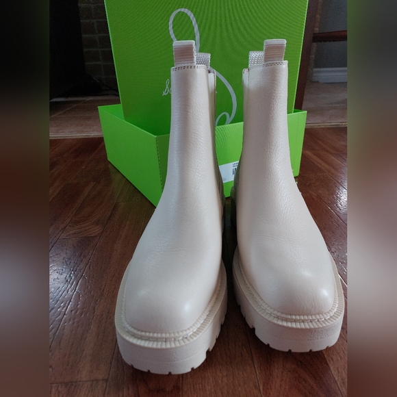 Sam Edelman Chelsea Boots - Picture 2 of 4